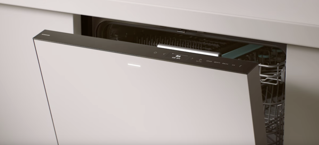 삼성 비스포크 AI 식기세척기가 열리고 있는 모습