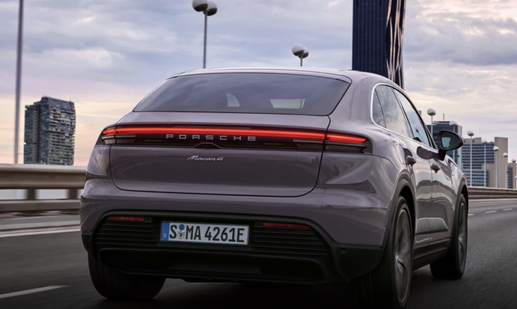 포르쉐 마칸 EV 후면부 사진